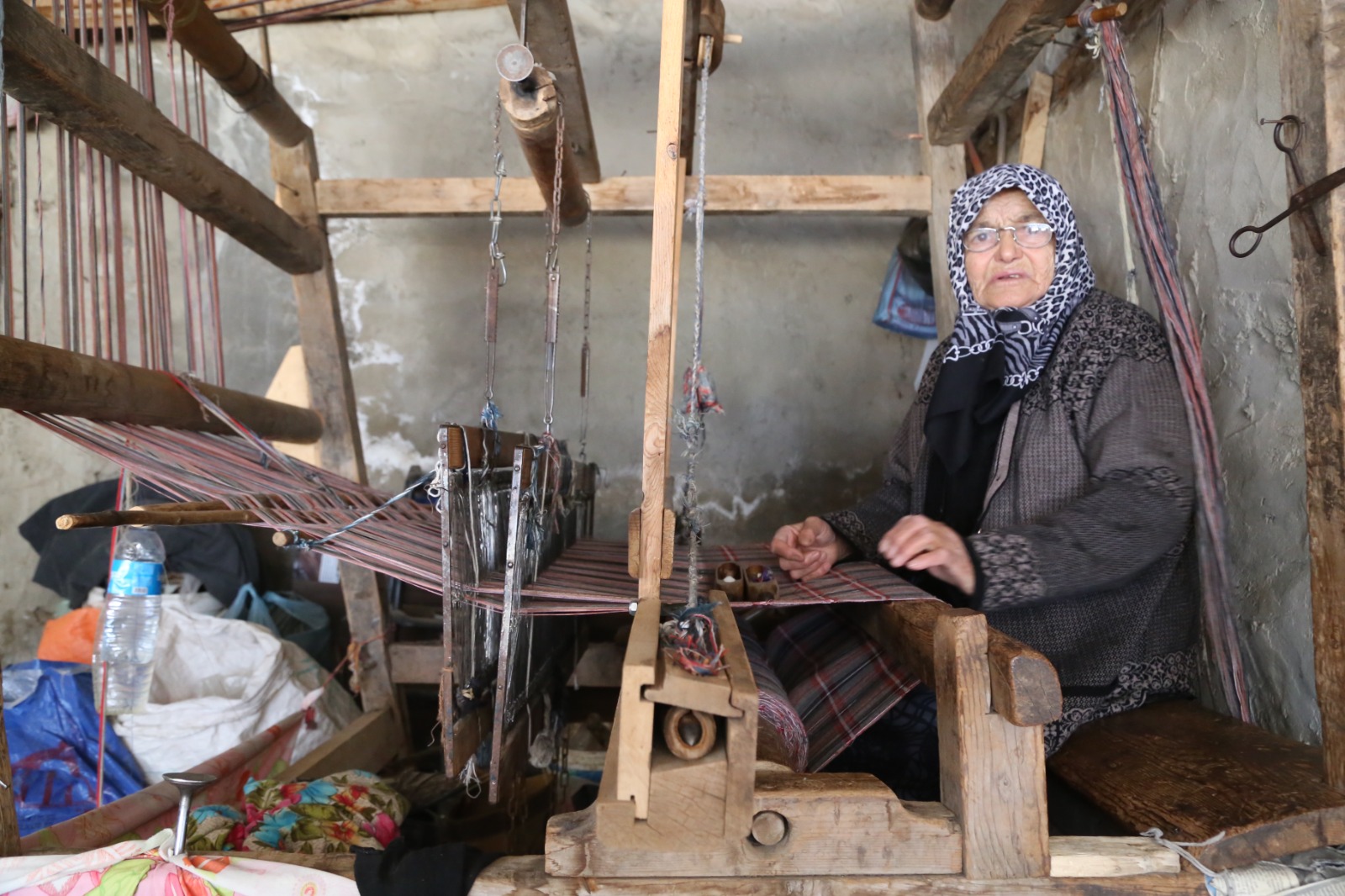 “Yaşayan İnsan Hazineleri” ödüllü dokuma ustası tezgahını bırakmak istemiyor