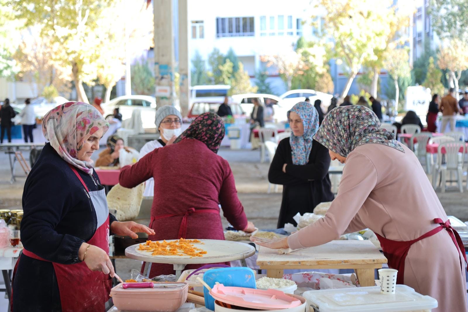 Aksaray’da Kadın Emeği Şehre Renk Katıyor: Hanımeli Pazarı’nda El İşi Ürünler Sergileniyor!