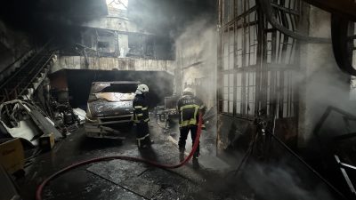 Nevşehir'de sanayi sitesindeki bir kaportacı dükkanında çıkan yangın itfaiye ekipleri