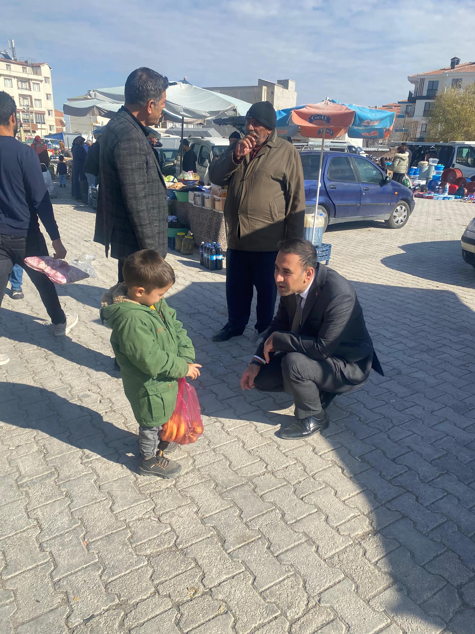 Pazarda sıcak sohbet: Kaymakam Göksun ve Başkan Solak esnafı dinledi