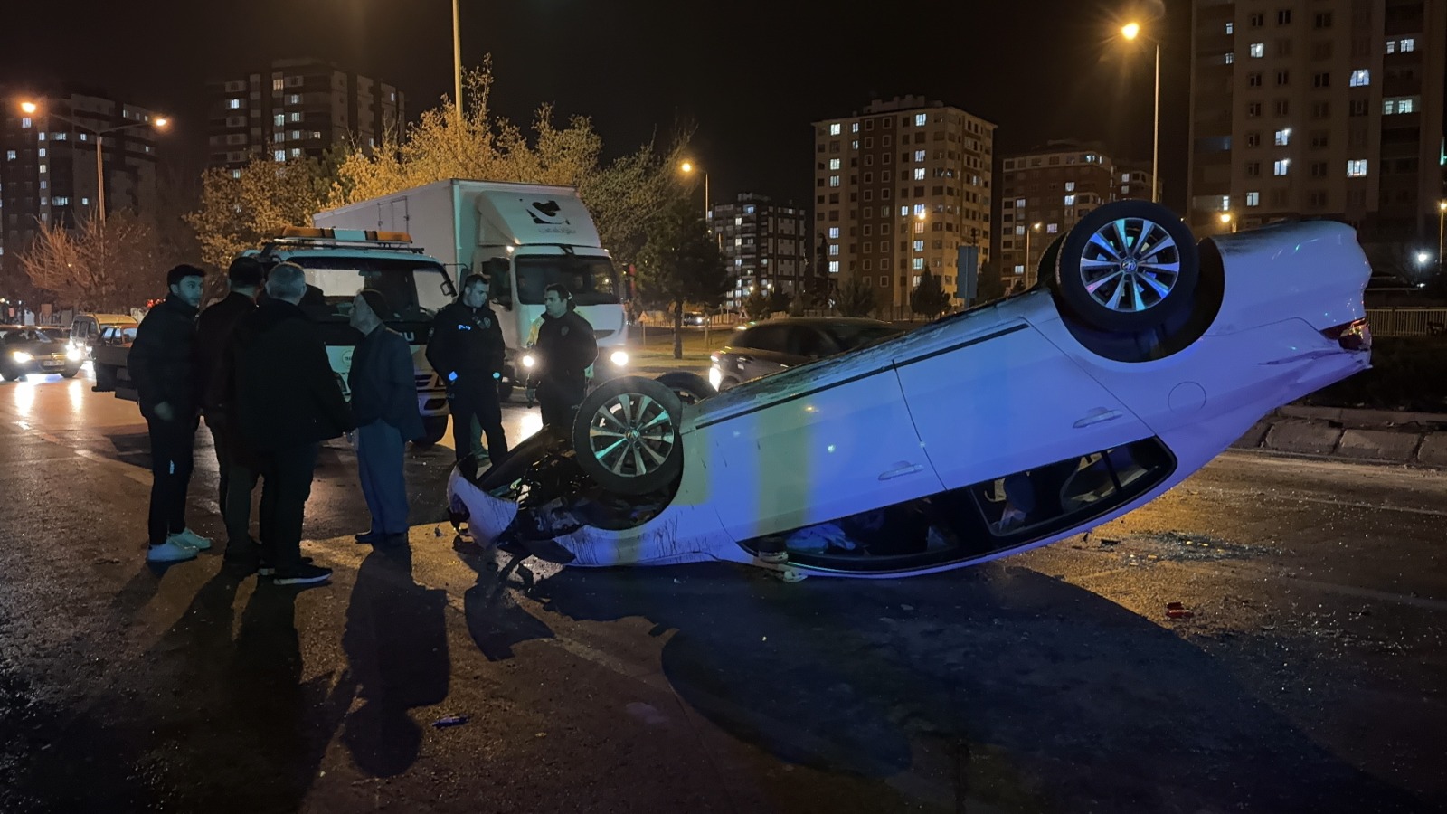 Kayseri'nin Melikgazi ilçesinde, 15 yaşındaki çocuğun kullandığı otomobil, 2 otomobille