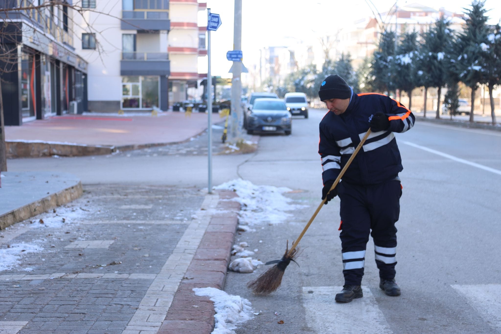 Aksaray Belediyesi, mahallelerde çevre temizliği çalışmalarını sürdürüyor