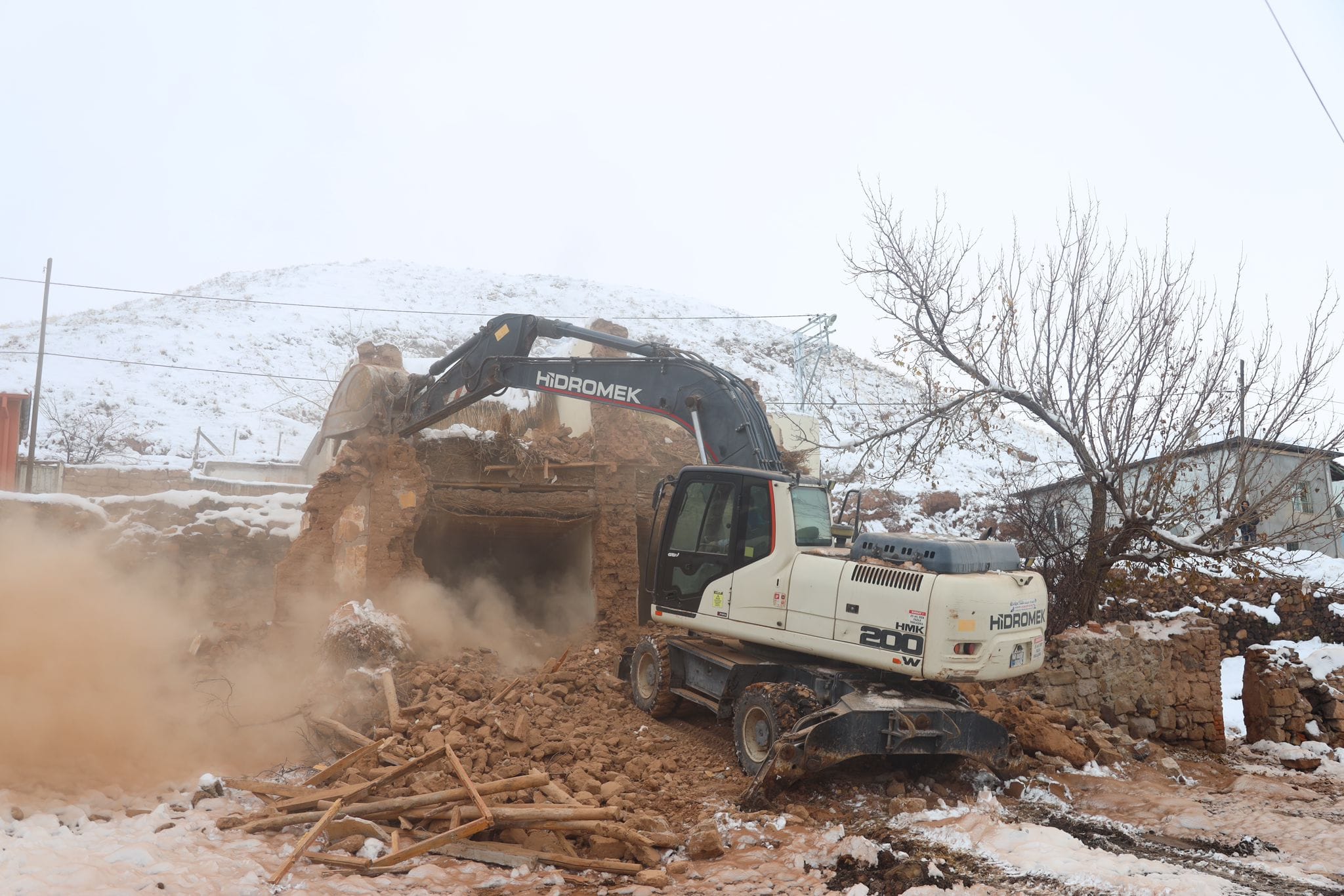 Aksaray Belediyesi’nden mahallelere güvenlik hamlesi: Metruk binalar yıkılıyor