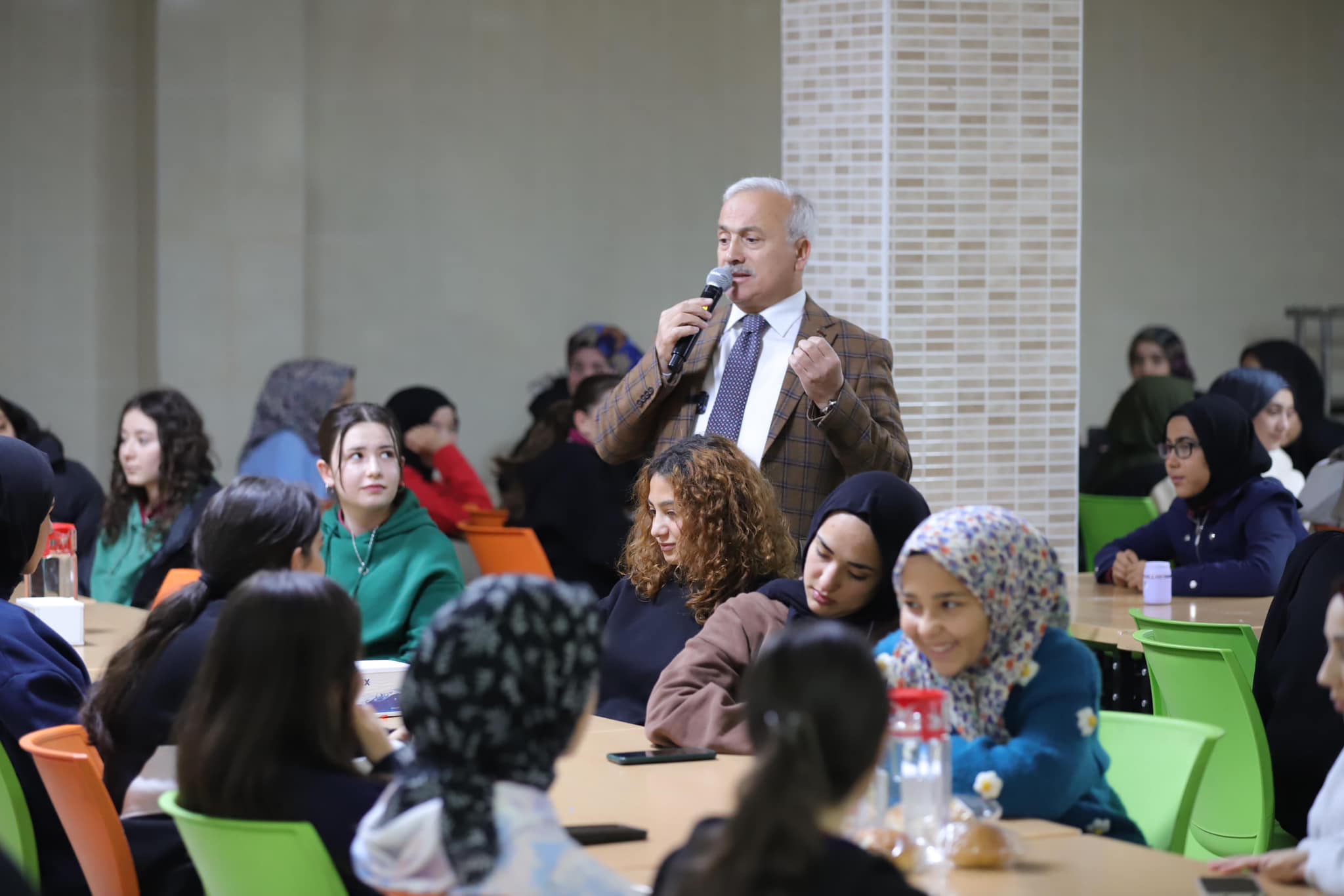 Vali Kumbuzoğlu’ndan Merkez Kız Anadolu İmam Hatip Lisesi’ne ziyaret!