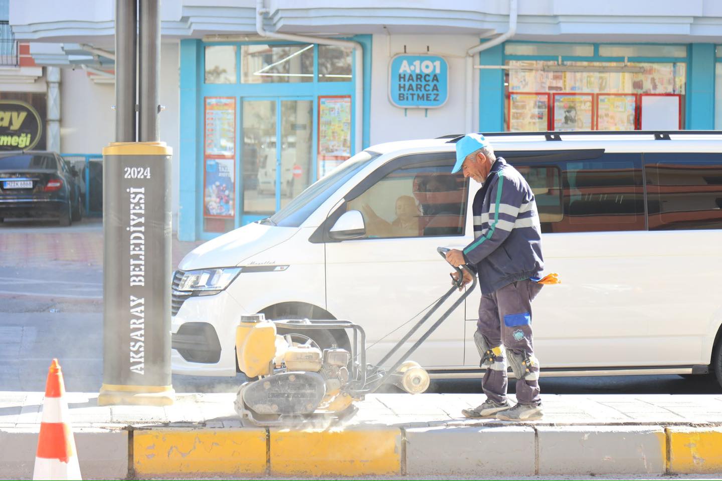 Aksaray Belediyesi refüjlerde çalışmalarını gerçekleştiriyor