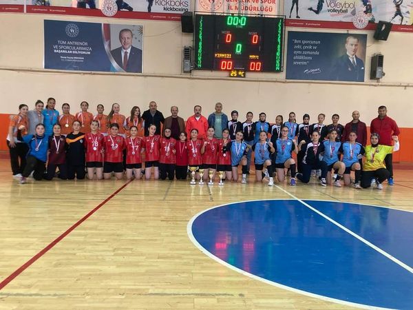 Aksaray’da Hentbol şampiyonları belli oldu: Aksaray Belediyespor’dan büyük zafer