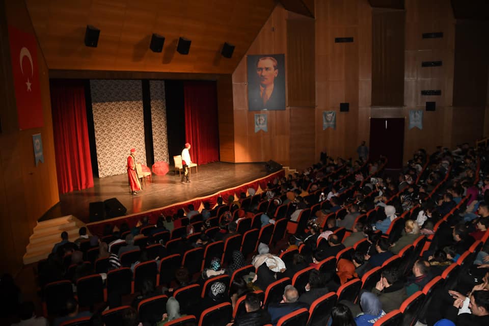 Aksaray Belediyesi’nden kültür ve sanat dolu bir gece “Karmakarışık” tiyatro gösterisi