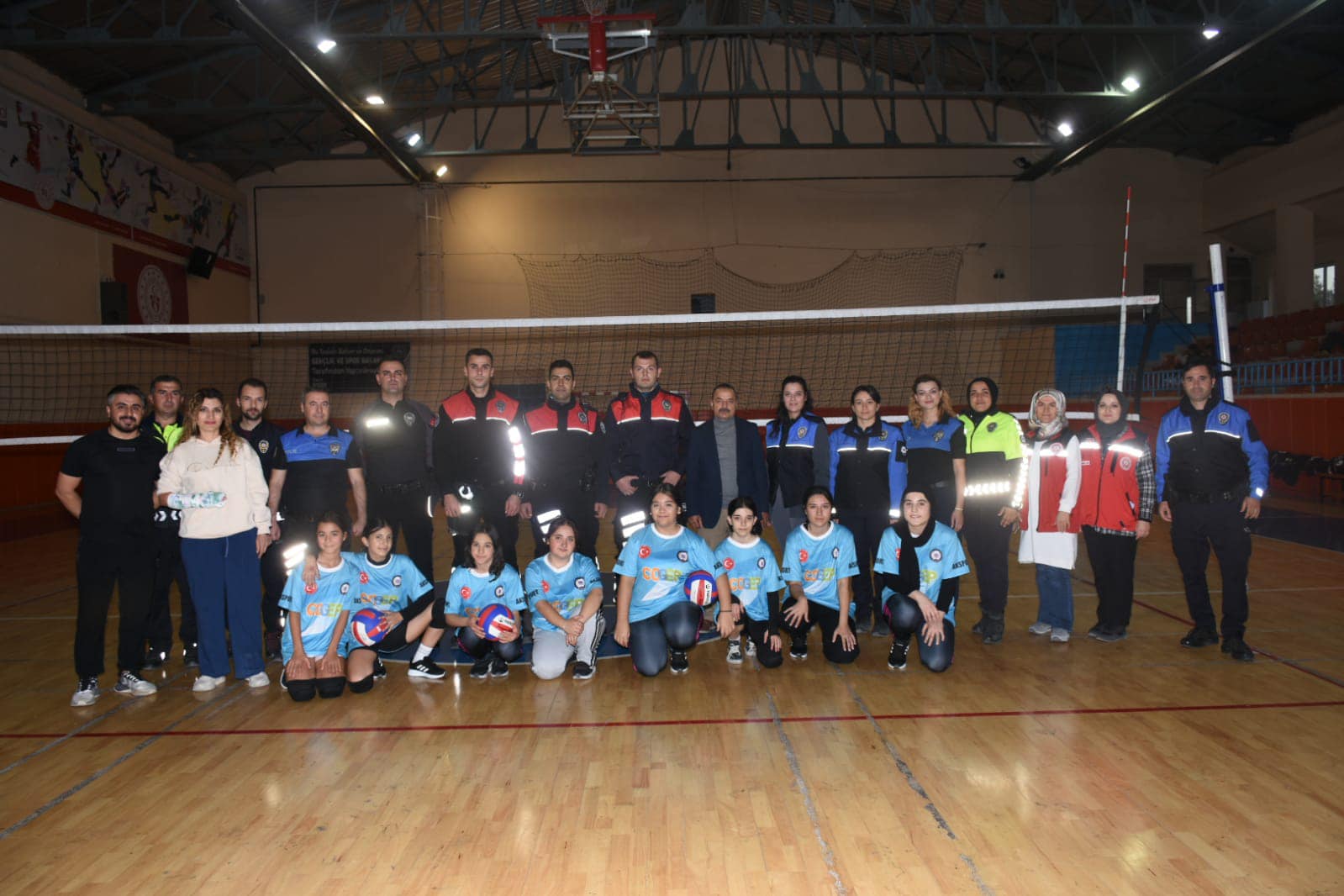 Aksaray’da Emniyet personelleri ve çocuklar voleybol maçında buluştu