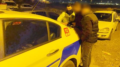 Aksaray’da abartı egzozlu bir araç, kız yurdu etrafında polis uygulamasına