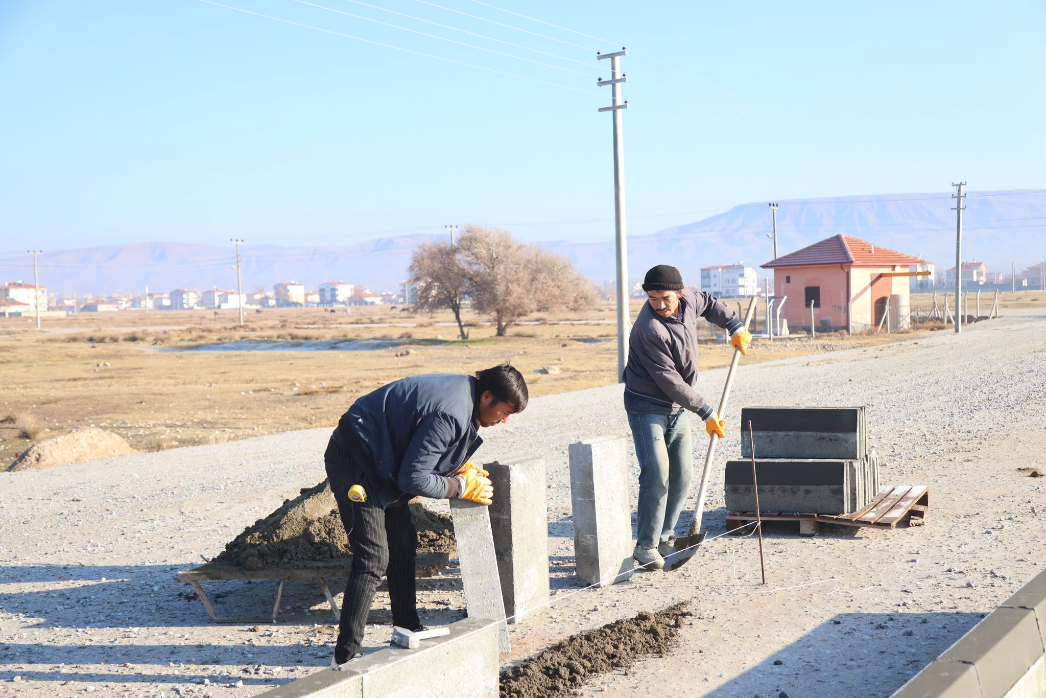 25 metrelik yeni yolda kavşak ve orta refüj çalışmaları sürüyor