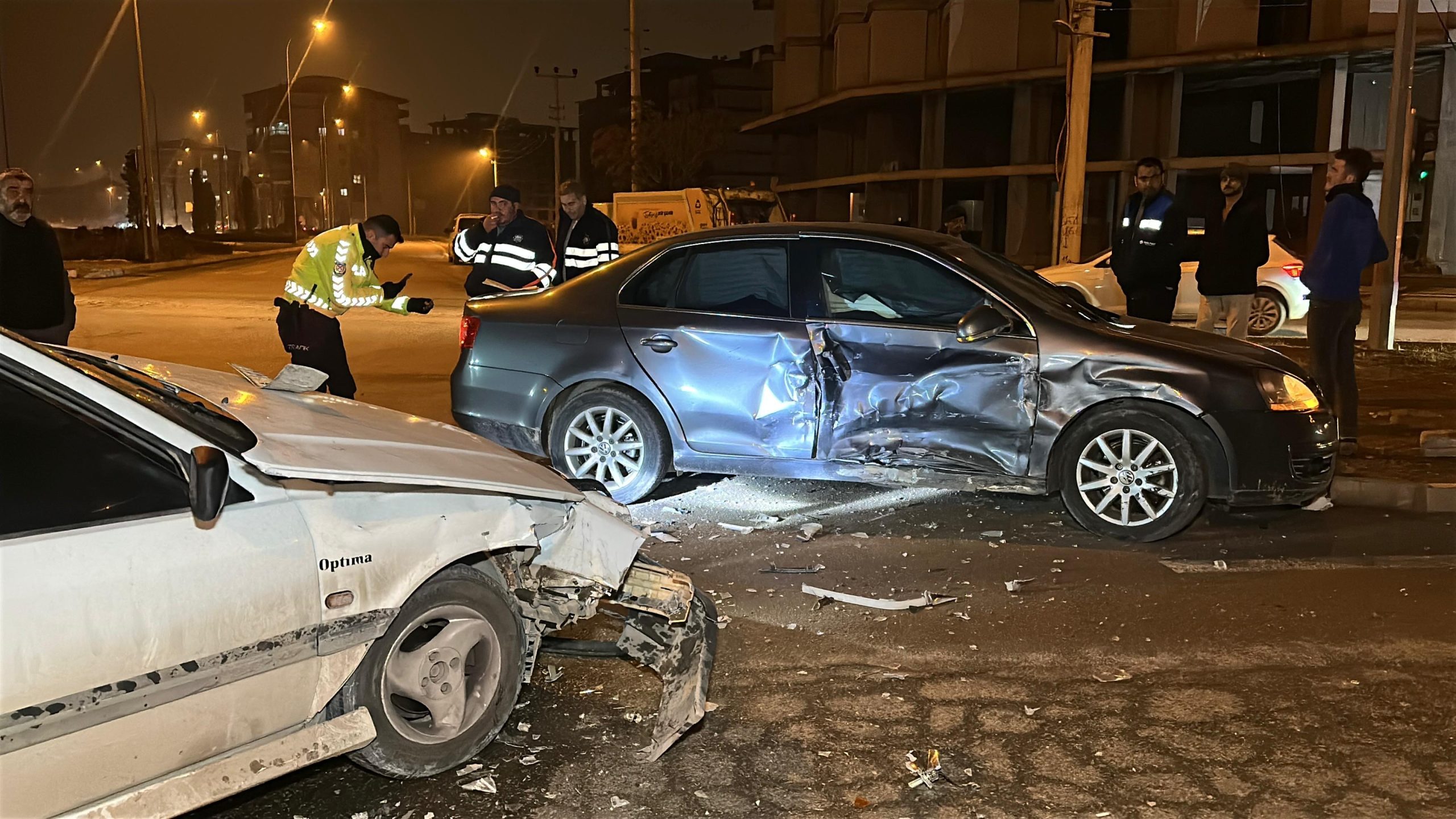 Aksaray’da iki araç kavşakta çarpıştı. Araçlarda maddi hasar meydana gelirken