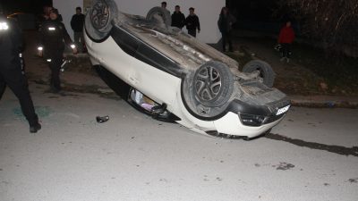 Konya’nın Beyşehir ilçesinde iki otomobilin çarpışması sonucu 3 kişi yaralandı.