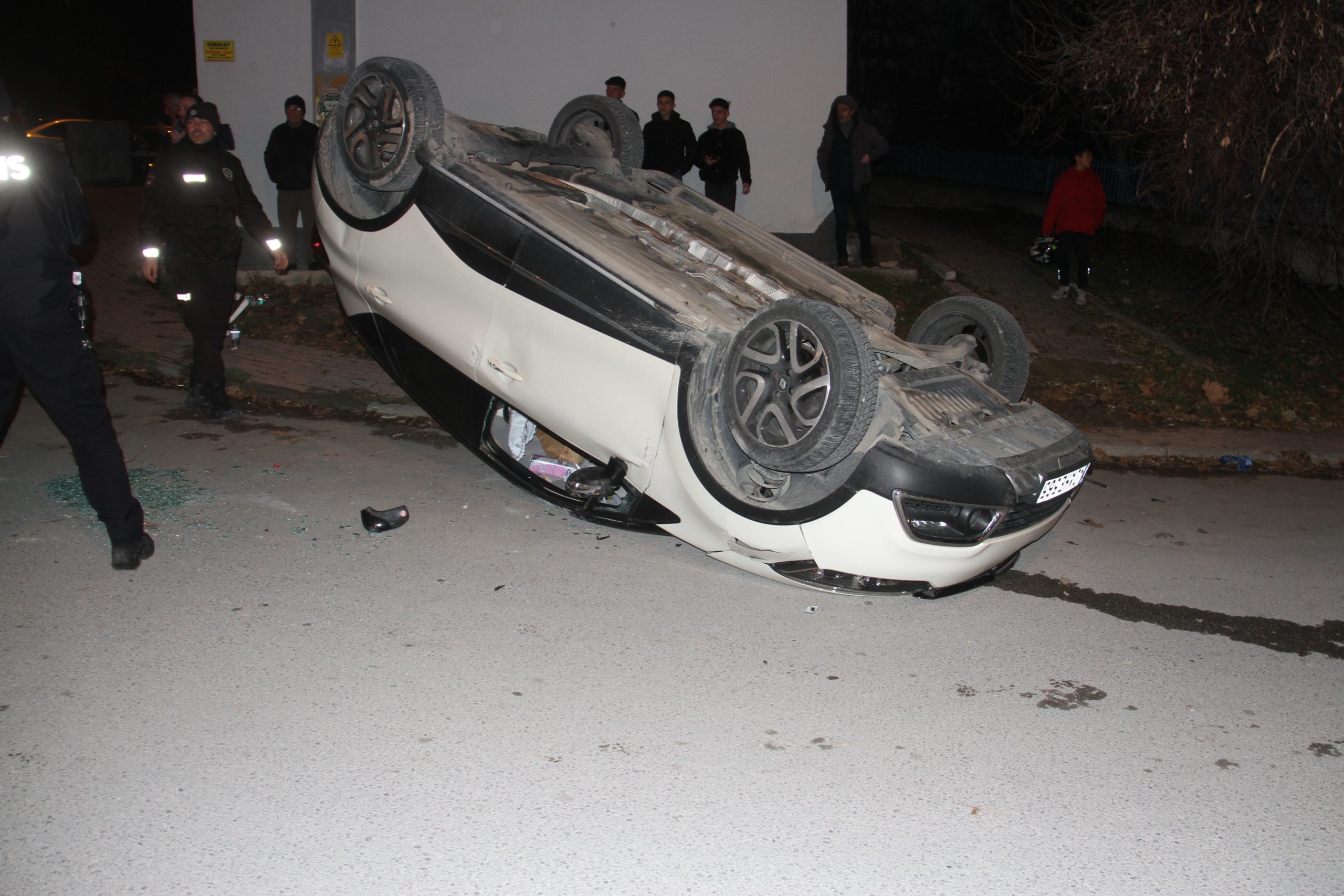Konya’nın Beyşehir ilçesinde iki otomobilin çarpışması sonucu 3 kişi yaralandı.
