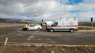Sivas’ın Şarkışla ilçesinde iki otomobilin çarpıştığı trafik kazasında sürücüler yaralandı.