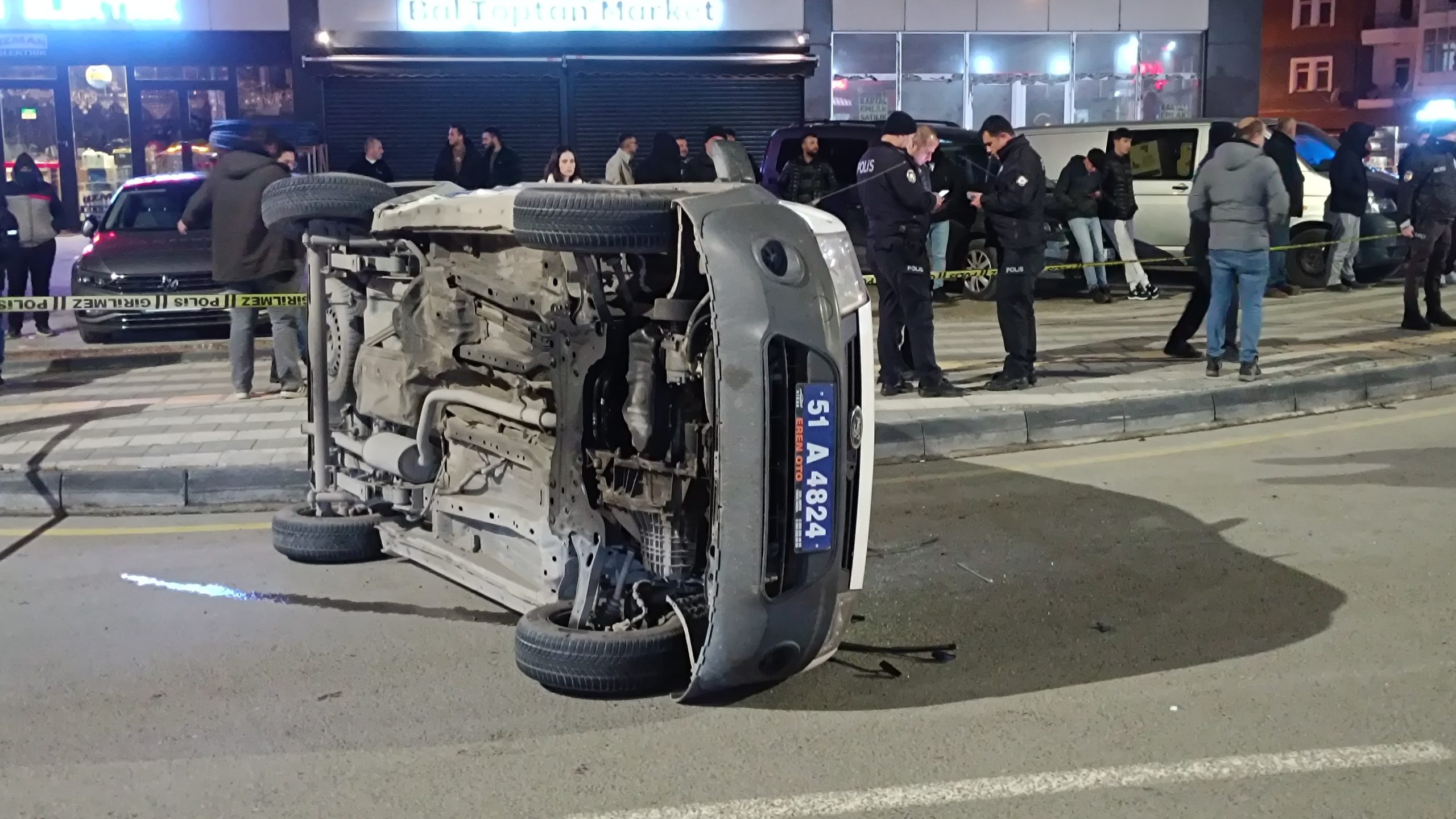 Niğde'de ekip otosuyla otomobilin çarpışması sonucu yaralanan 2'si polis 6