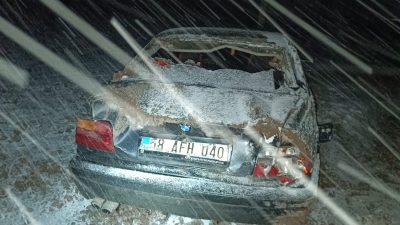 Sivas'ın Şarkışla ilçesinde otomobilin devrilmesi sonucu 3 kişi yaralandı.