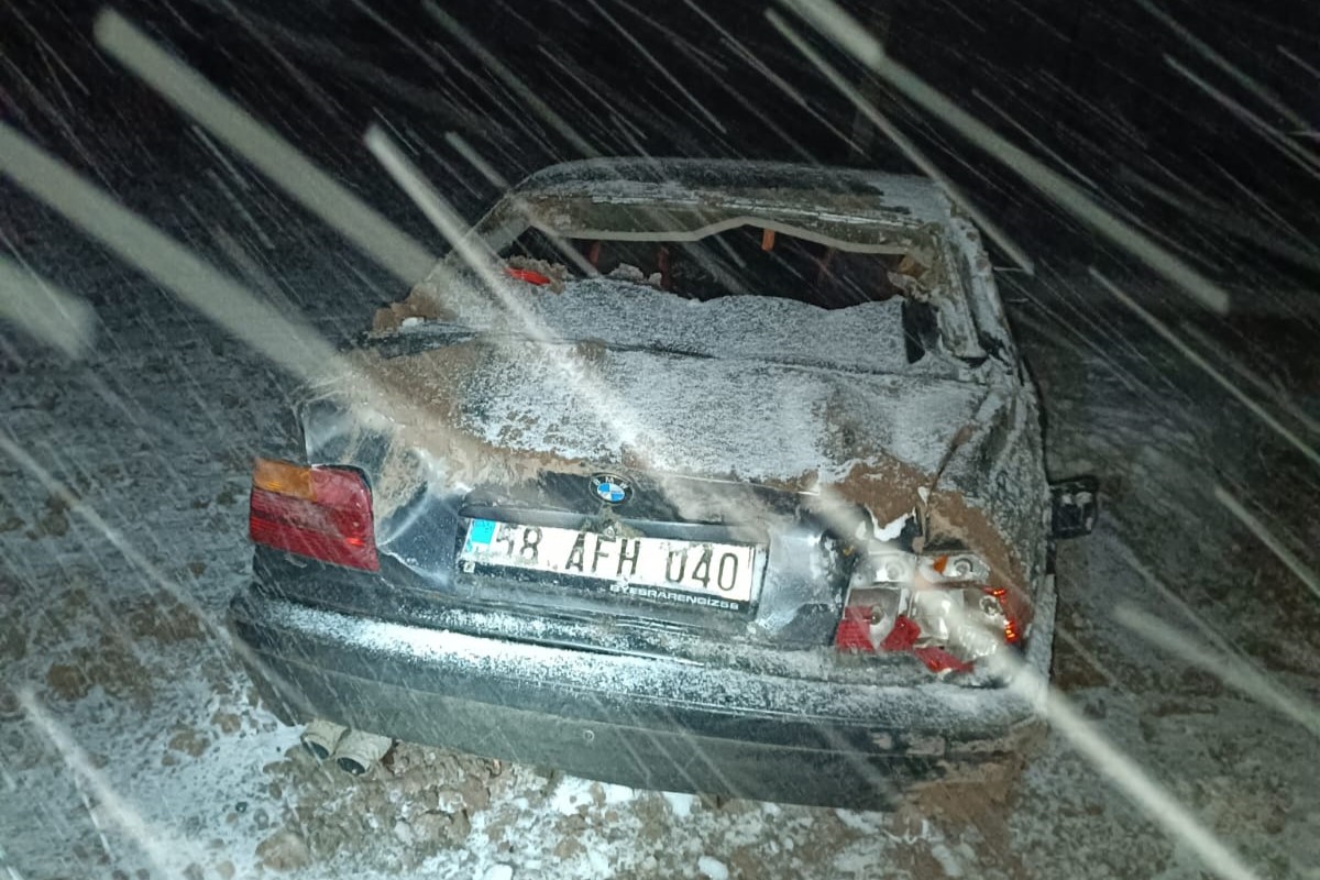 Sivas'ın Şarkışla ilçesinde otomobilin devrilmesi sonucu 3 kişi yaralandı.