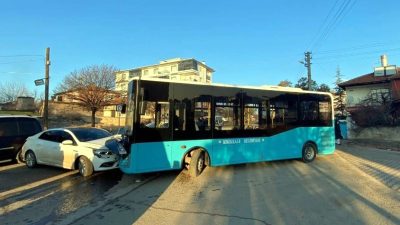 Kırıkkale’de halk otobüsü ile otomobilin çarpışması sonucu yaralanan 6 kişi