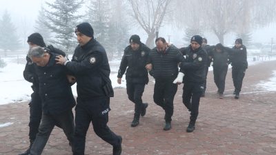 Sivas'ta duruşma sonrası adliye koridorunda kavga eden 5 kişi tutuklandı.