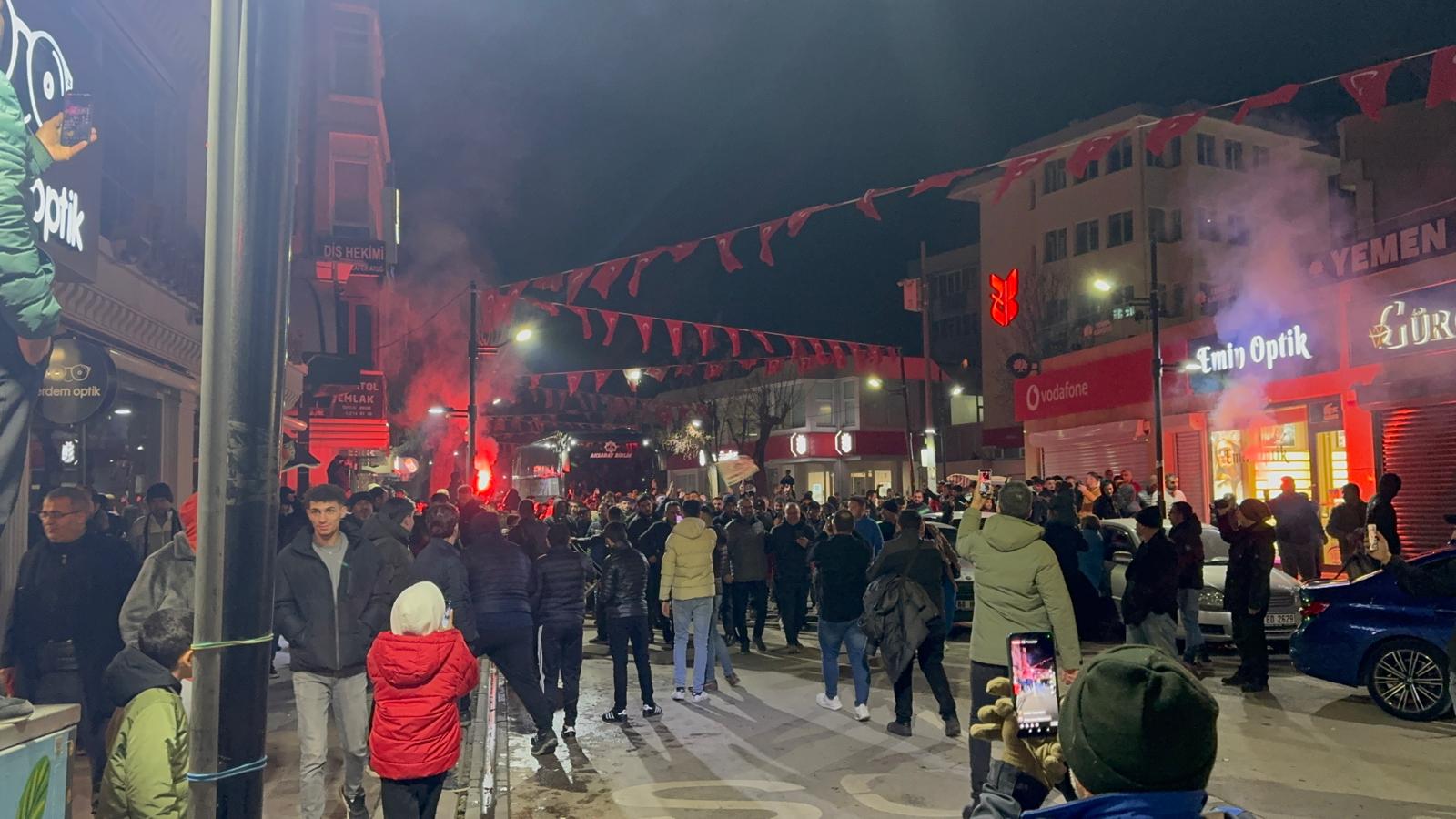 Aksaray’da gecenin karanlığında, soğuk havada, lidere sıcak karşılama