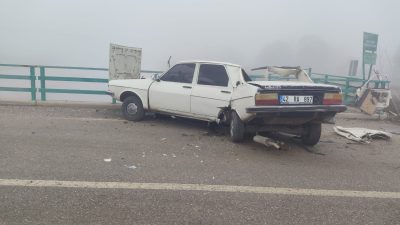 Konya'nın Seydişehir ilçesinde otomobilin bariyerlere çarpması sonucu 2 kişi yaralandı.