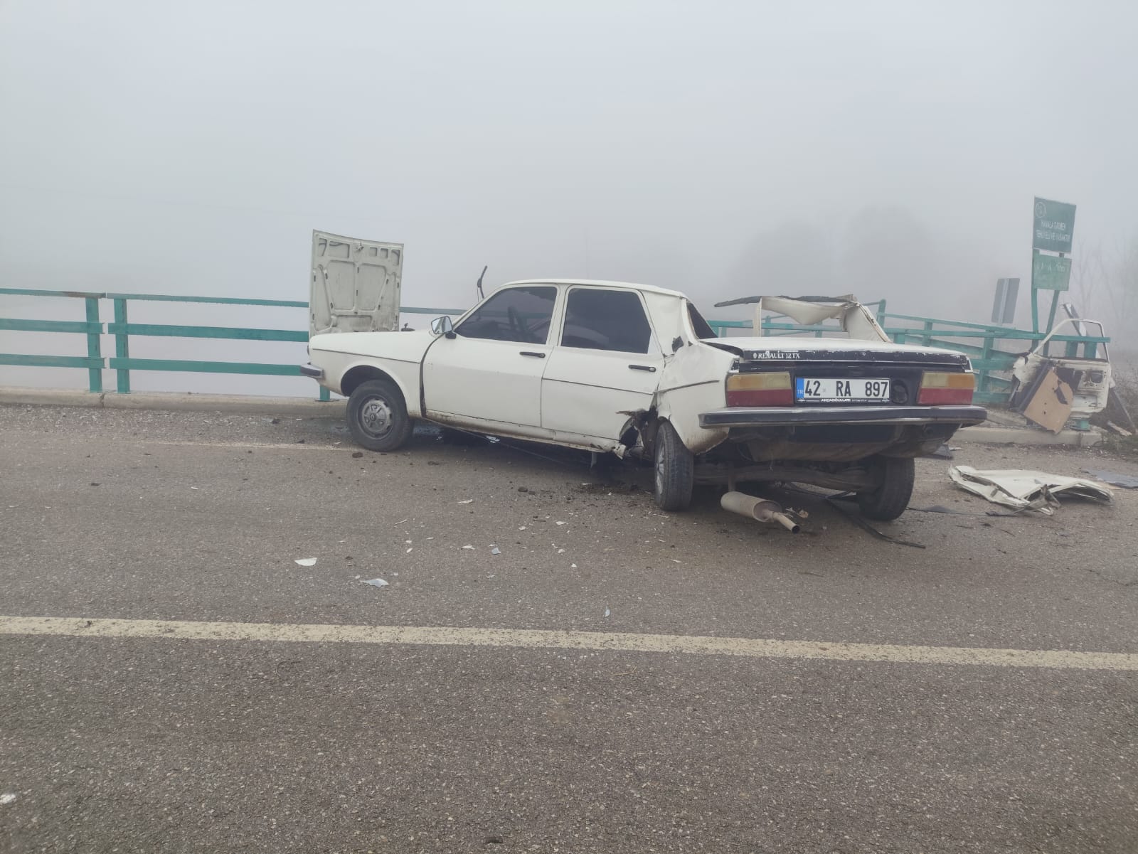 Bariyerlere çarpan otomobildeki 2 kişi yaralandı