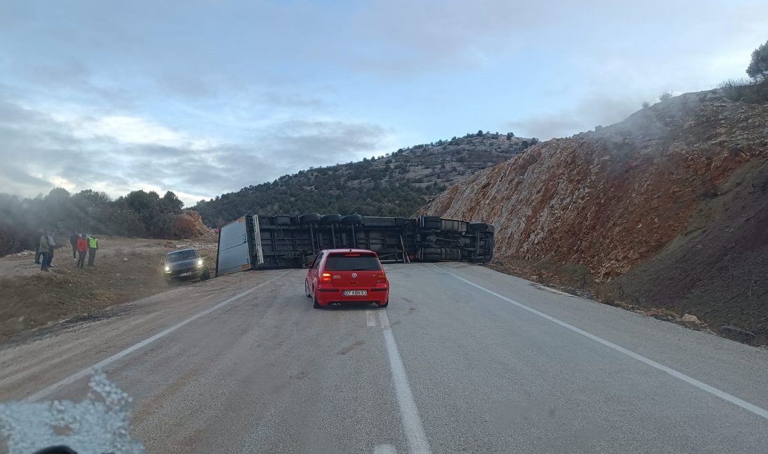 Konya'nın Beyşehir ilçesinde devrilen tırın sürücüsü yaralandı.