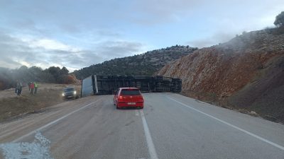 Konya'nın Beyşehir ilçesinde devrilen tırın sürücüsü yaralandı.