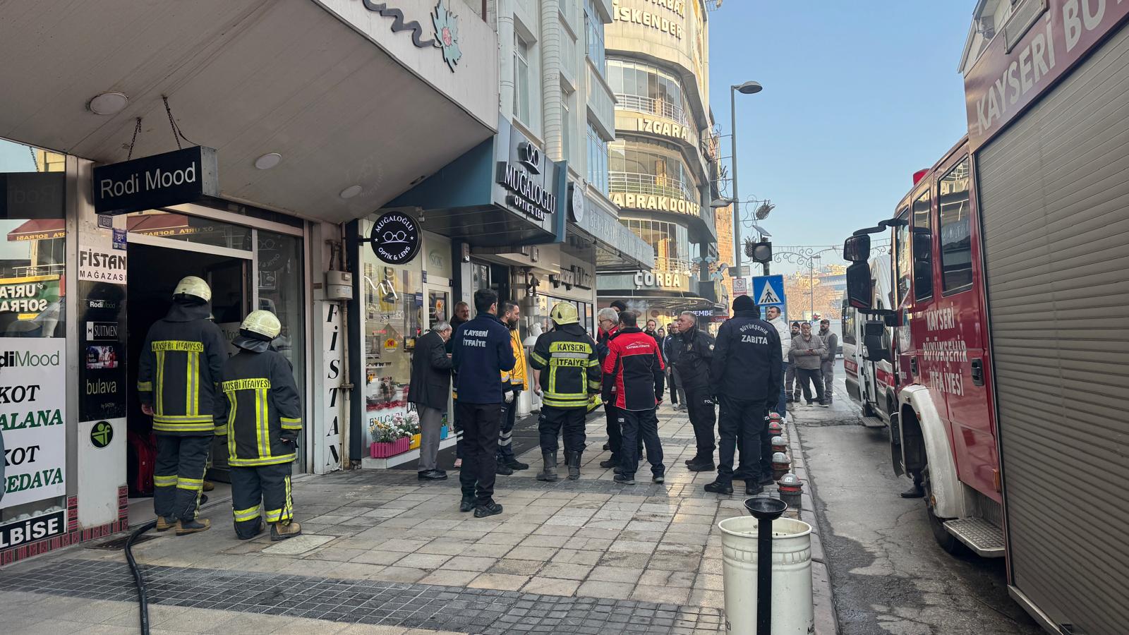 Kayseri'nin merkez Melikgazi ilçesindeki 4 katlı giyim mağazasında çıkan yangın