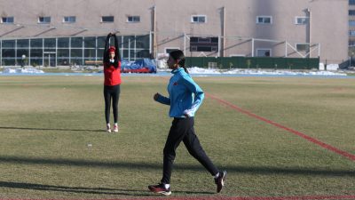 Kayseri'de antrenmana katılan arkadaşına eşlik etmek için gittiği pistte atletizme