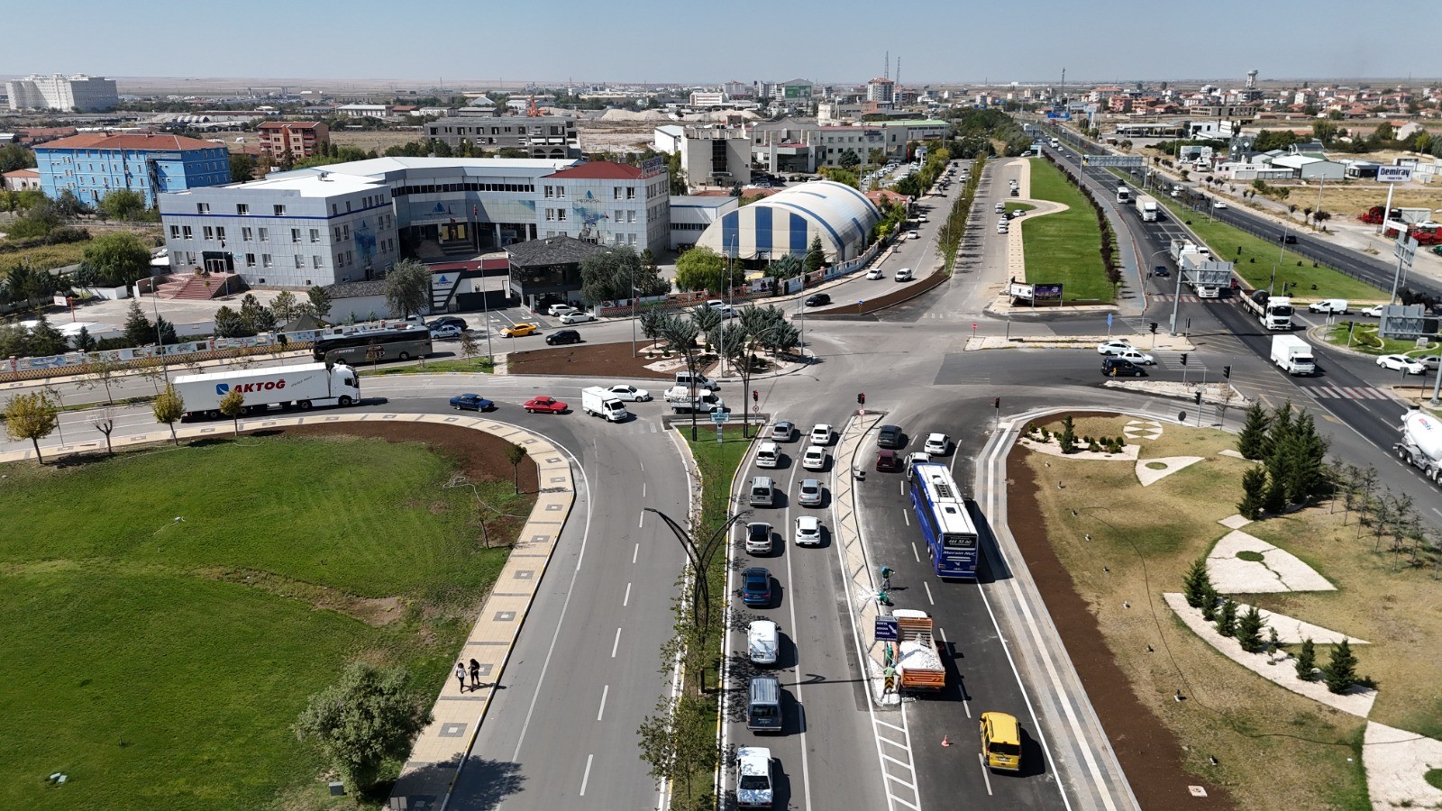 Aksaray Belediyesi’nin şehir içi trafiği rahatlatan kavşak ve düzenlemeleri takdir topluyor