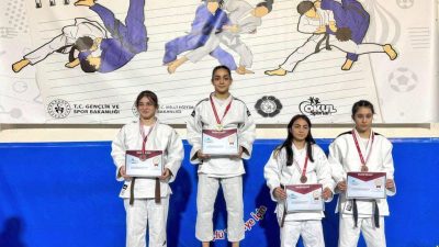 Aksaraylı sporcular, Çorum’da düzenlenen okul sporları liseler judo grup müsabakalarında