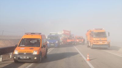 Konya'da 8 aracın karıştığı zincirleme trafik kazasında 8 kişi yaralandı.