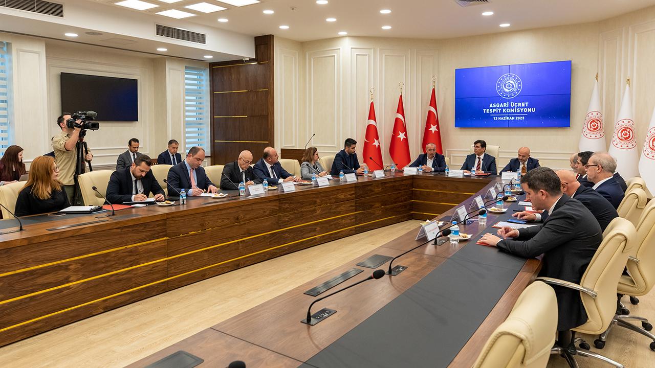 İşçi, işveren ve hükümet temsilcilerinden oluşan Asgari Ücret Tespit Komisyonu'nun,