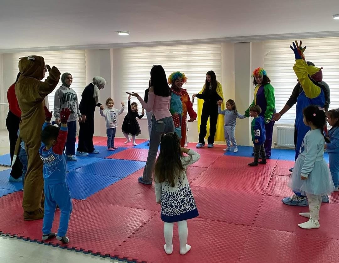 Aksaray Üniversitesi öğrencilerinden minik kalpleri sevindiriyor