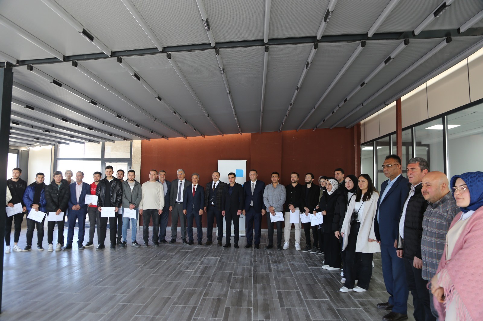 Eskil MYO öğrencileri sertifikalarını aldı