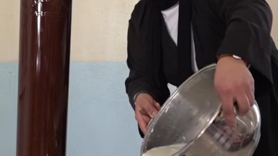 Köy Okulunda Örnek Davranış: Merve Öğretmen Hem Eğitiyor Hem Besliyor