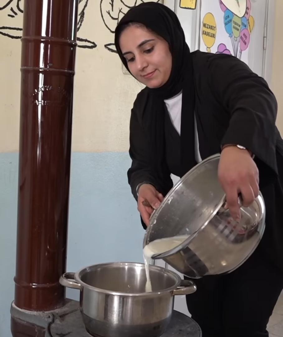 Aksaraylı Merve öğretmen; İnek sağdı, puding yaptı, dersleri tatlandırdı!