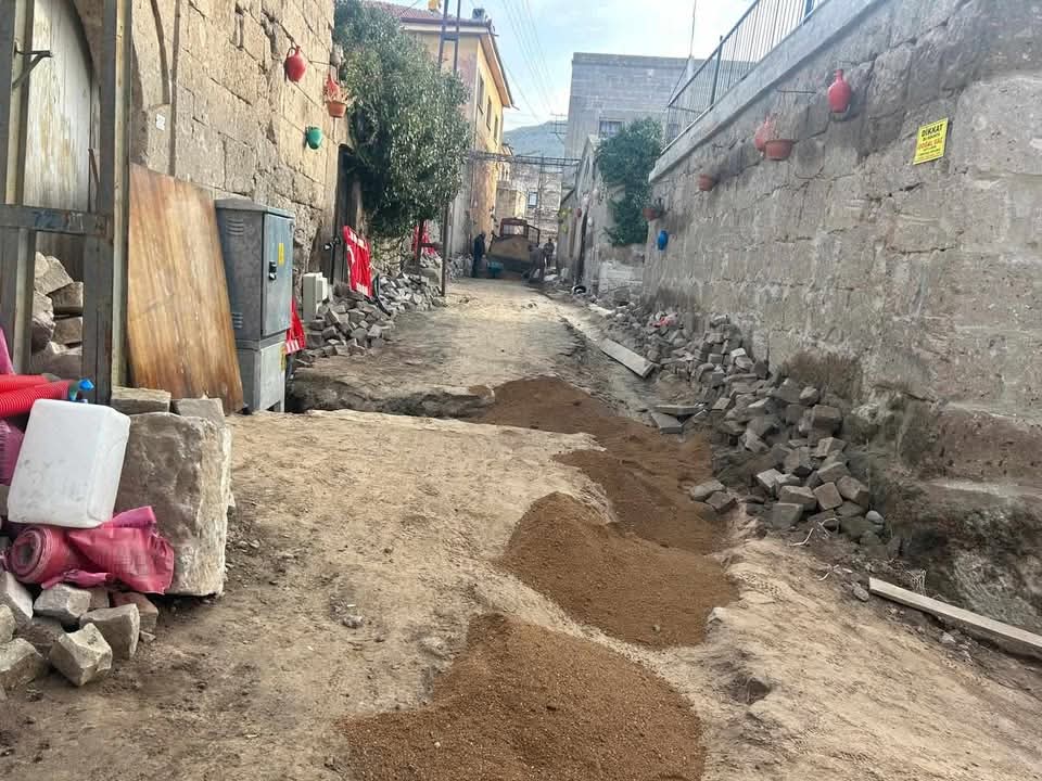 Tarihi sokaklarda yol çalışması sürüyor