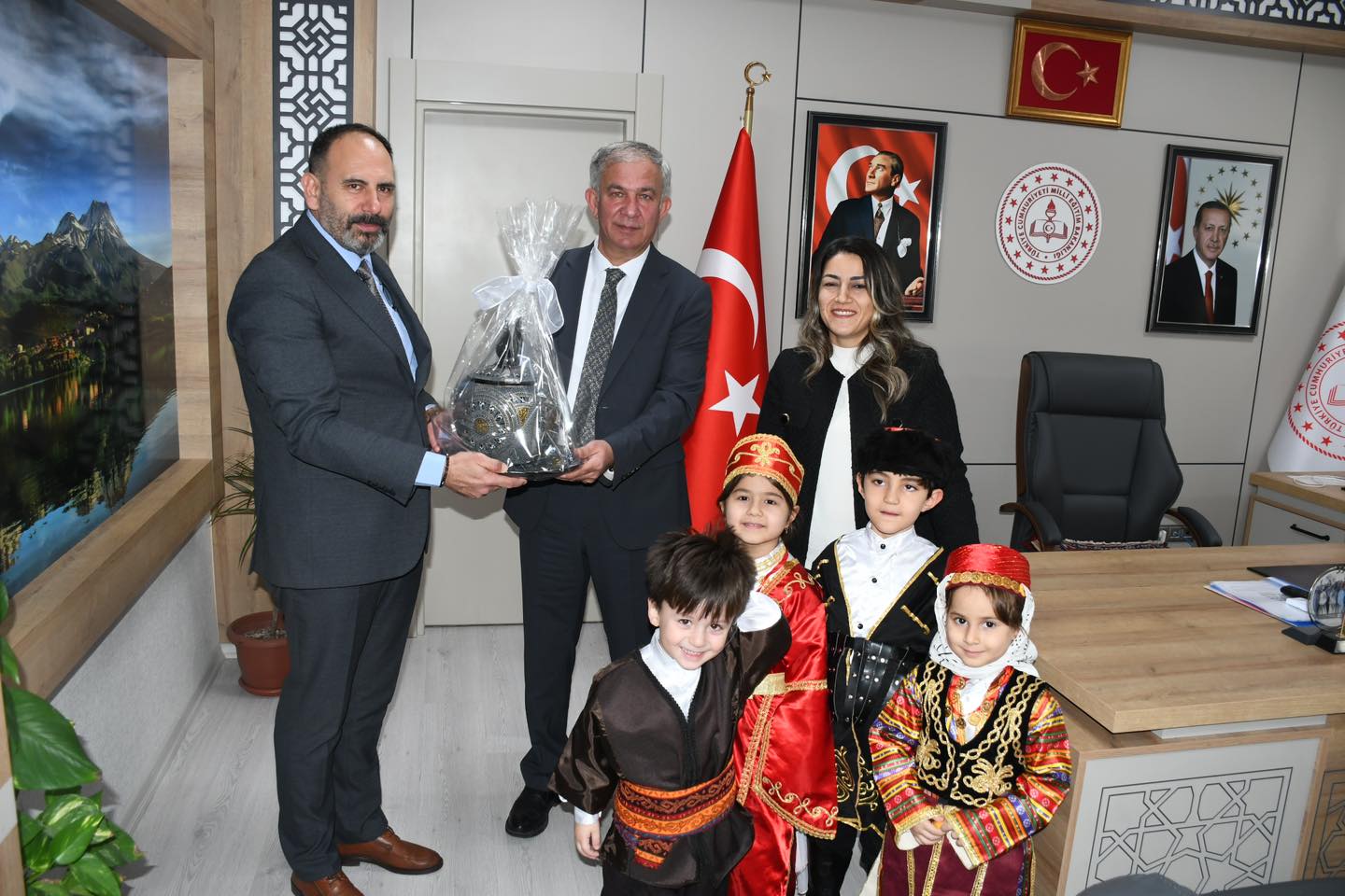 Timur Sarrafoğlu Anaokulu idareci, öğretmen ve öğrencileri, Aksaray İl Millî