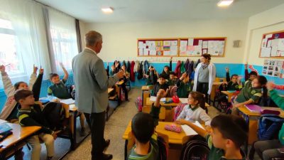 Milli Eğitim Bakanlığı, okul kıyafetleriyle ilgili yönetmelikte önemli değişiklikler yaptı.