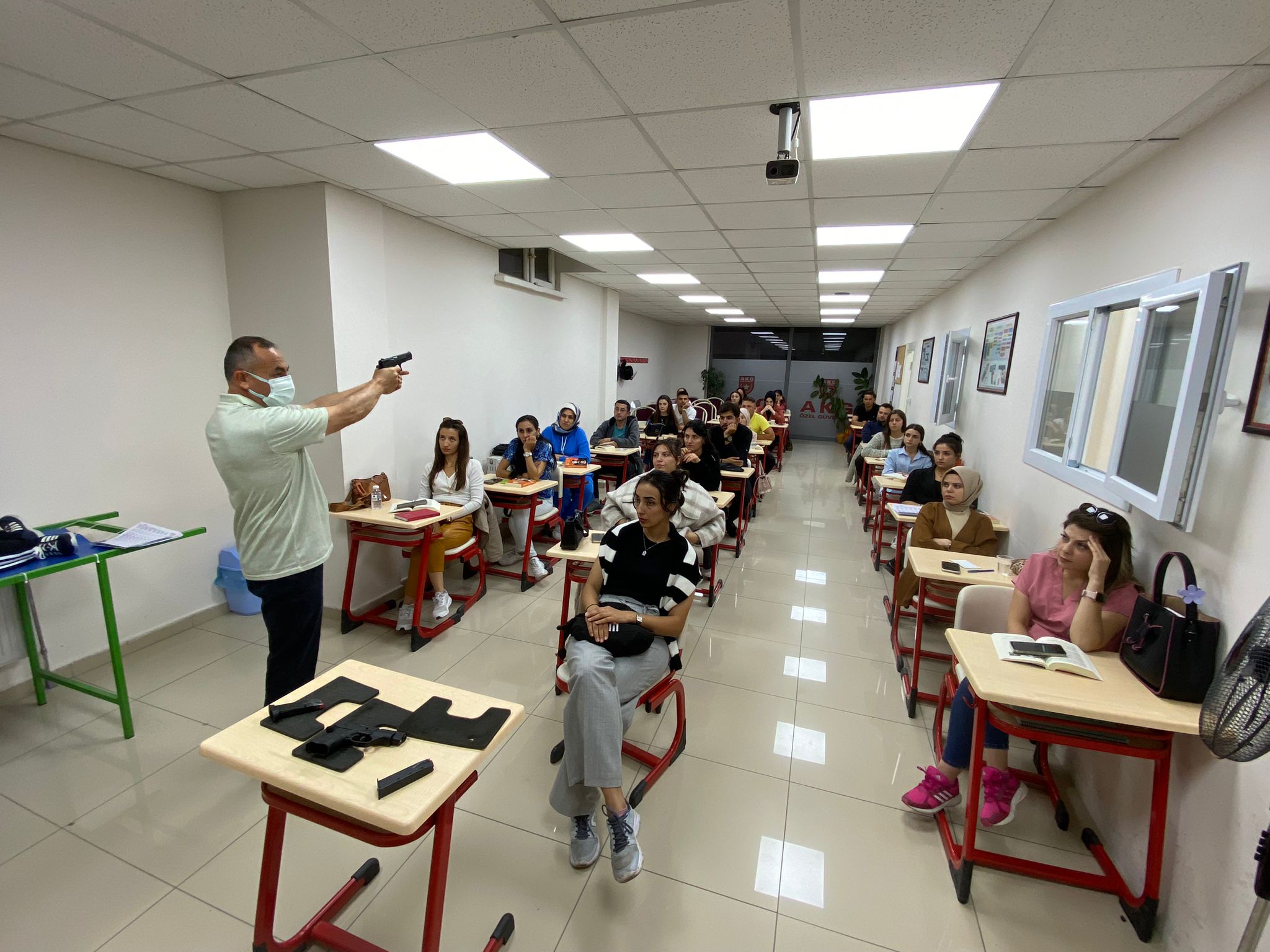 Aksaray Koruma Güvenlik (AKG) kursiyerleri, silahlı eğitim sınavında başarılarını gösterdi