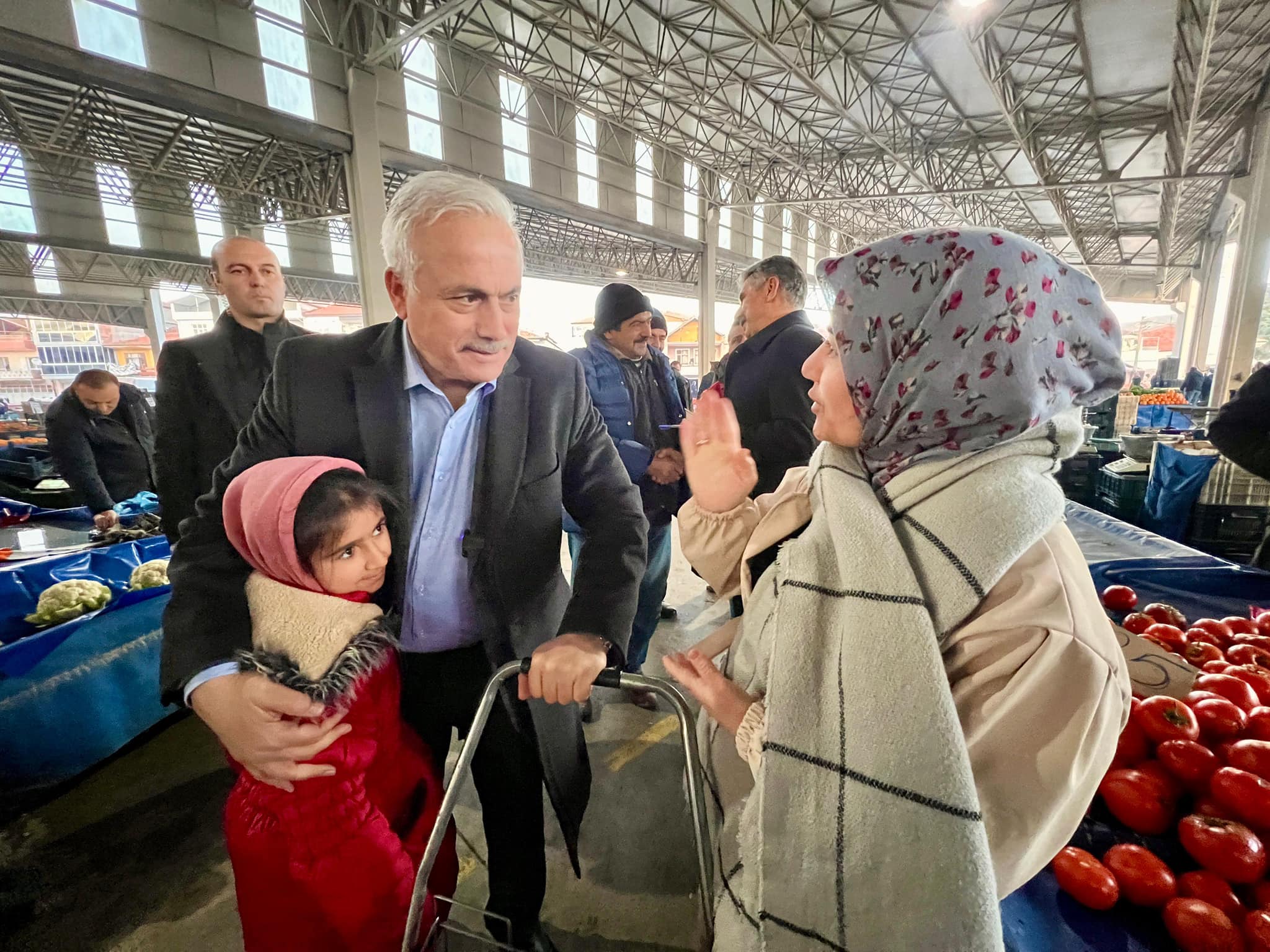 Vali Kumbuzoğlu halkın nabzını pazarda tuttu!