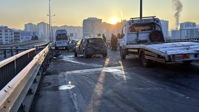 Kırıkkale’de 3 aracın karıştığı trafik kazasında yaralanan 6 kişi tedavi