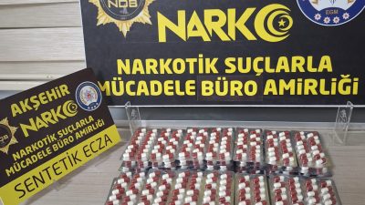 Konya’nın Akşehir ilçesinde yolcu otobüsünde çantasında uyuşturucu hap çıkan şüpheli