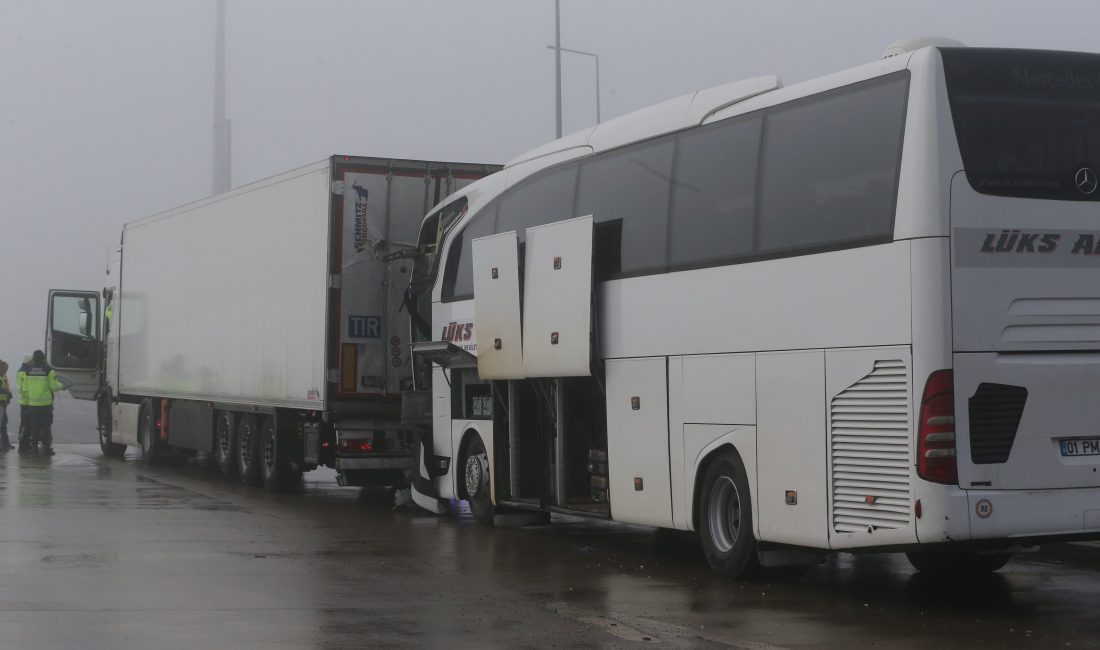 Niğde’de yolcu otobüsünün tıra