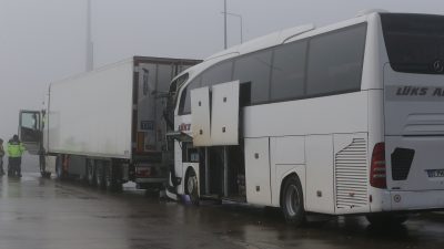 Niğde’de yolcu otobüsünün tıra çarpması sonucu 8 kişi yaralandı. İstanbul’dan