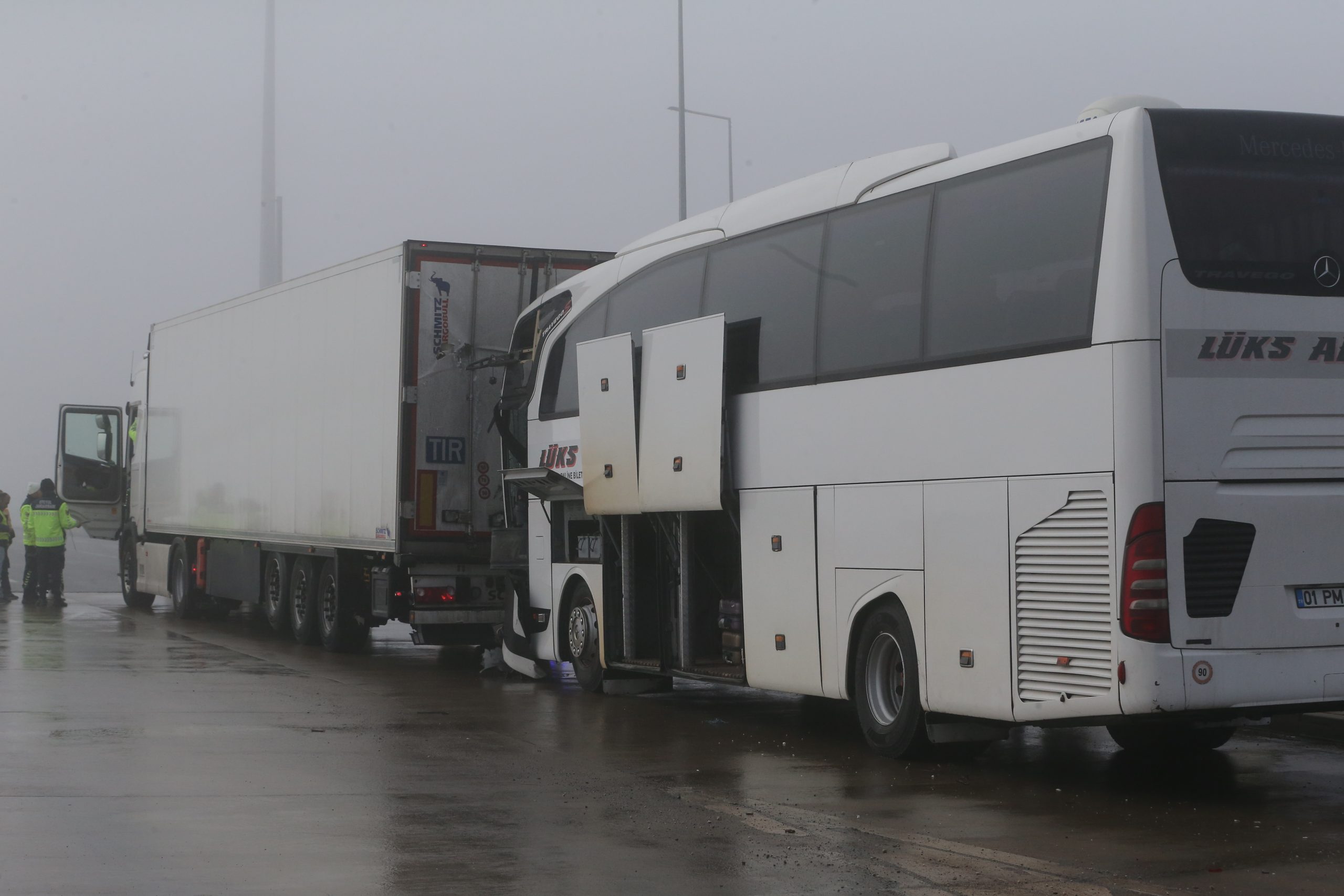 Yolcu otobüsünün tıra çarptığı kazada 8 kişi yaralandı