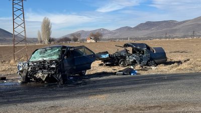 Nevşehir’in Derinkuyu ilçesinde meydana gelen trafik kazasında baba ve oğlu