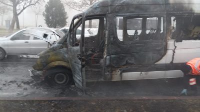 Konya'nın Selçuklu ilçesinde, seyir halindeyken alev alan minibüsteki yangın itfaiye